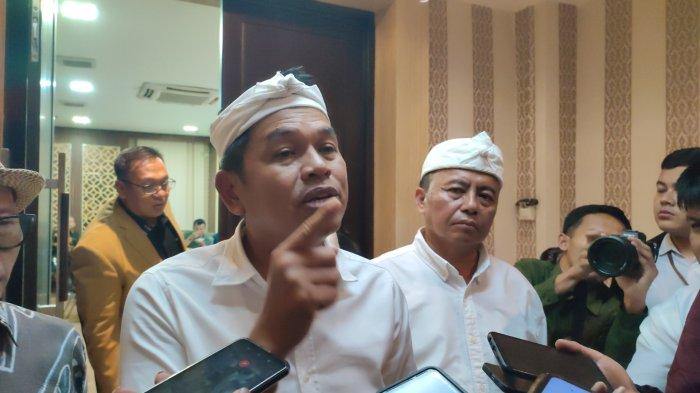 Gubernur Jabar Dedi Mulyadi Saat Diwawancarai Di Gedung Dprd Jabar
