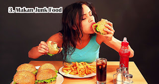 Makan Junk Food Harus Dihindari Saat Berbuka Puasa