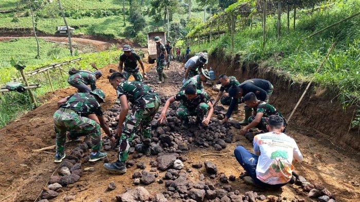 Sejumlah Prajurit Saat Bekerja Membangun Jalan Dalam Rangkaiann