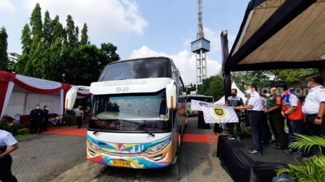 41970 Jajaran Kemenhub Dan Pemkot Kota Yogyakarta Melepas Para Penumpang Program Mudik Gratis