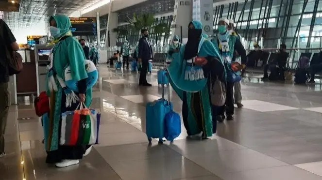 61d965ed4a237 Jemaah Umrah Mulai Berangkat Dari Bandara Soekarno Hatta Sabtu 8 Januari 2022 663 372 1