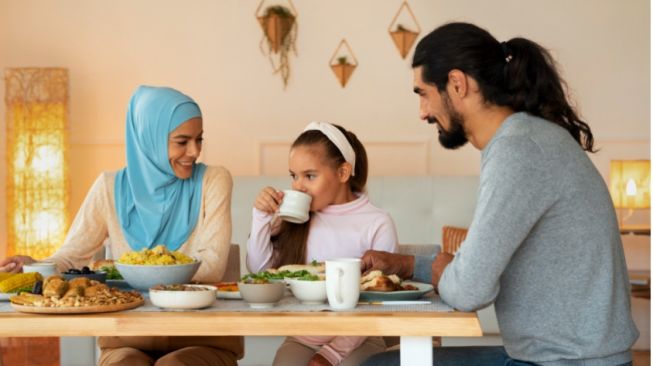 62713 Ilustrasi Keluarga Yang Sedang Sahur Freepikcomfreepik