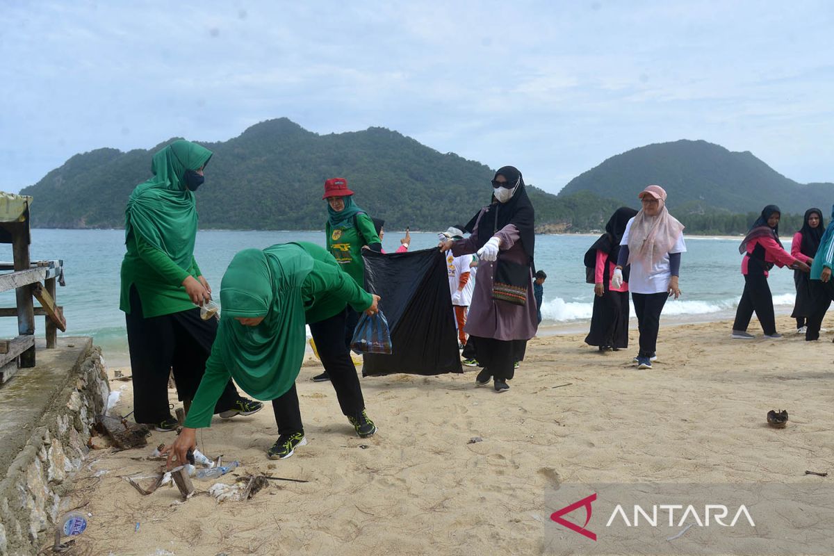 Aksi Bersihkan Sampah Di Pantai Wisata Lampuuk 3