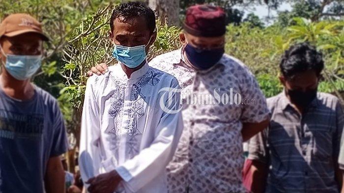 Andi Ikut Makamkan Istri Dan Dua Anaknya