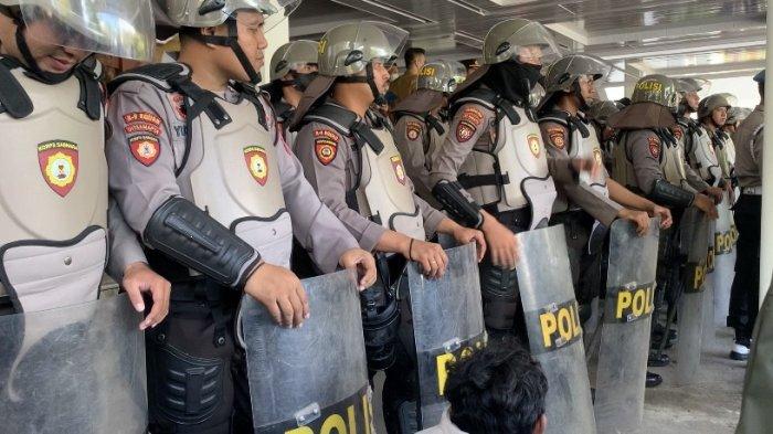 Aparat Kepolisian Berjejer Untuk Melakukan Pengamand 1