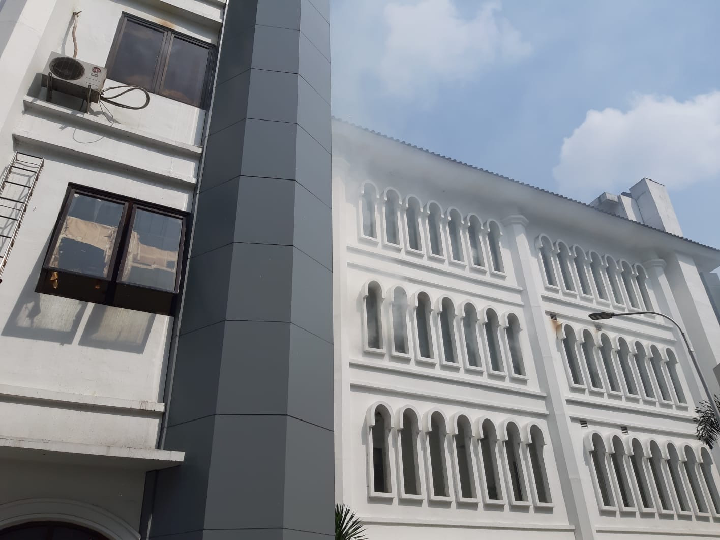 Asap Tebal Mengepul Dari Lantai 3 Gedung Dewan Perwakilan Ra Vb4t