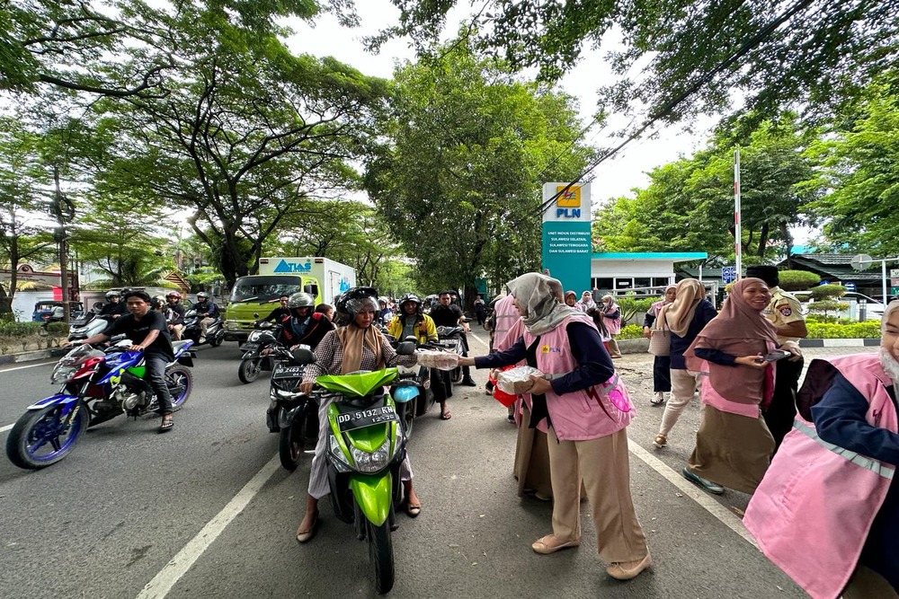 Bisnis.com Srikandi Pln Semarakkan Bulan Ramadan Dengan Berbagi Berkah 1 1711593140 1