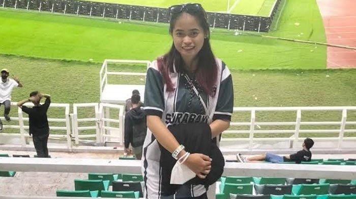 Bonita Ima Putri Saat Nribun Untuk Persebaya Di Stadion Gelora Bung Tomo Gbt