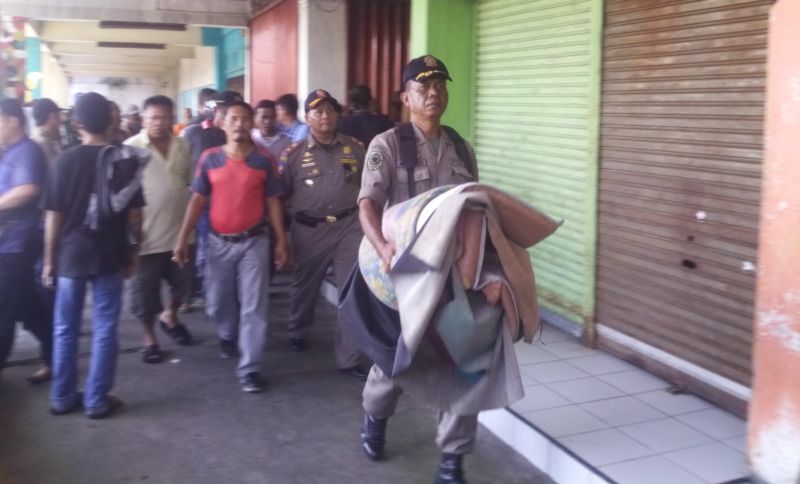 Buka Warung Saat Puasa Satpol Pp Padang Sita Makanan 2zl0ut2hhl