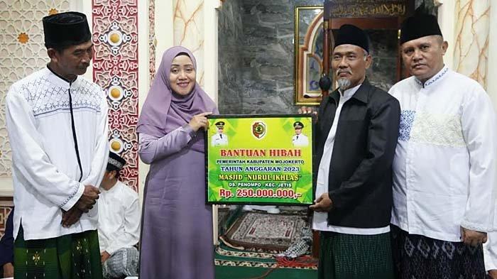 Bupati Mojokerto Ikfina Fahmawati Memberikan Bantuan Dana Hibah 1