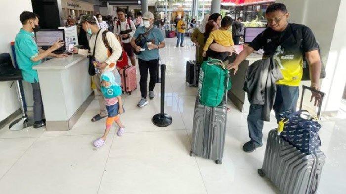 Calon Penumpang Ka Di Stasiun Gubeng Surabaya 432024