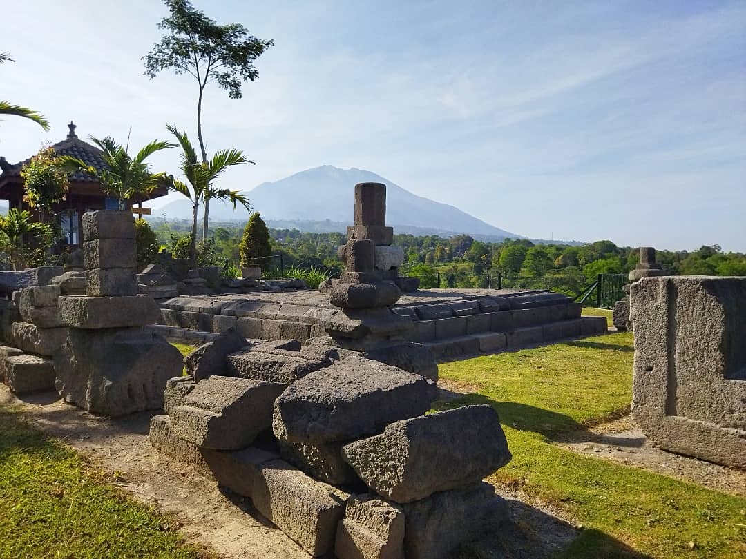 Candi Sari Dengan Latar Belakang Gunung Merbabu 1
