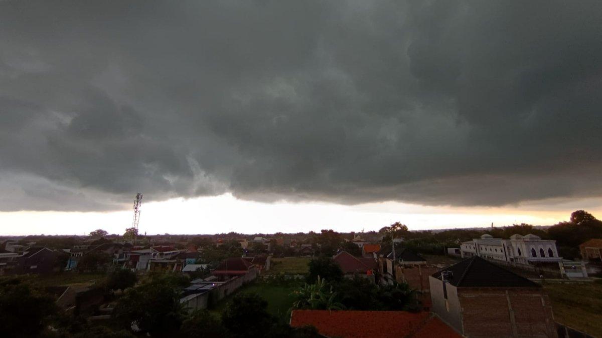 Cuaca Mendung Dan Hujan Lebat