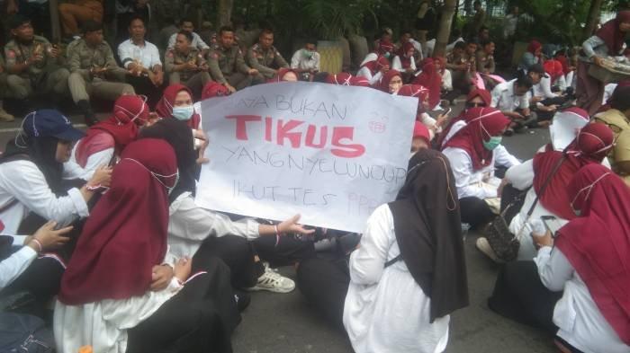 Demo Honorer Lombok Timurjpg 2