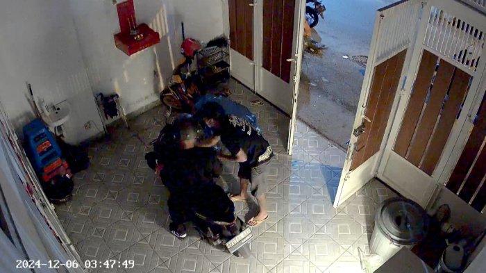 Dua Pria Terekam Kamera Pengawas Cctv Sedang Mencuri Sepeda 1