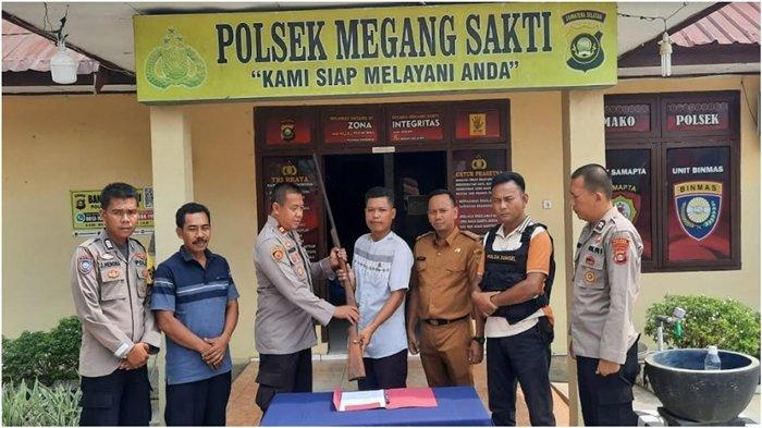 Dua Sekdes Di Musi Rawas Serahkan Senpira Ke Polisi 2