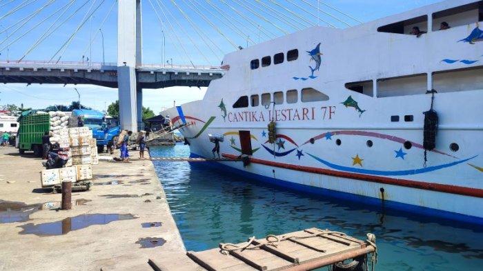 Ferdi Guhuhuku Tribun Manado Kepal Penumpang Sementara Sandar