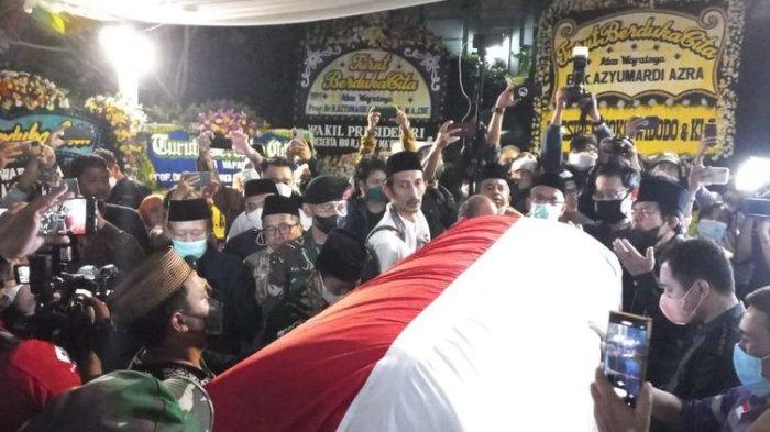 Foto Ketibaan Jenazah Ketua Dewan Pers Azyumardi Azra Di Rumah Duka Di Perumahan Puri Laras Ii 1