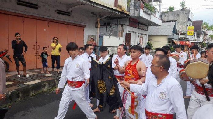 Foto Sendiri Aksi Tangsin Vincent Dalam Prosesi Tiam Hio Sebelum Cap Go Meh 1