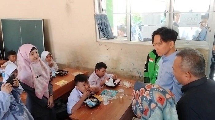 Gibran Rakabuming Raka Kunjungi Sekolah Dasar