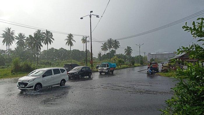 Hujan Lebat Guyur Minahasa Utara Sore Ini Selasa 24 Desember 2024 Pemotor Terpaksa Berteduh