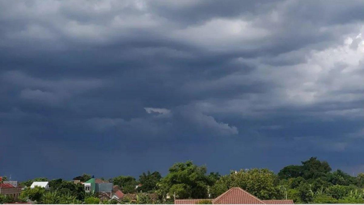 Ilustrasi Cuaca Berawan Tebal Atau Mendung 3