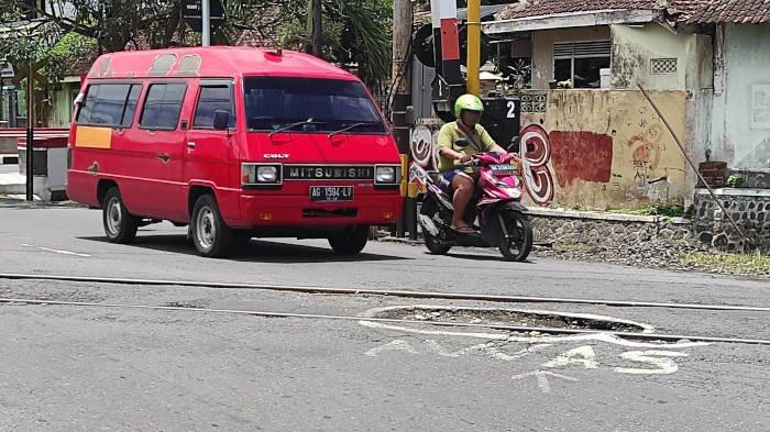 Jalan Berlubang Di Perlintasan Kereta Api Jl A Yani Kota Blitar 1