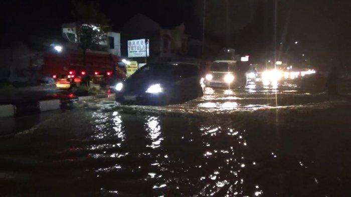 Jalan Jogja Solo Di Jogonalan Klaten Tergenang Air