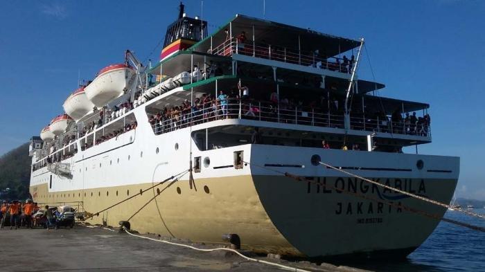 Kapal Motor Km Tilongkabila Saat Hendak Merapat Di Pelabuhan Labuan Bajo
