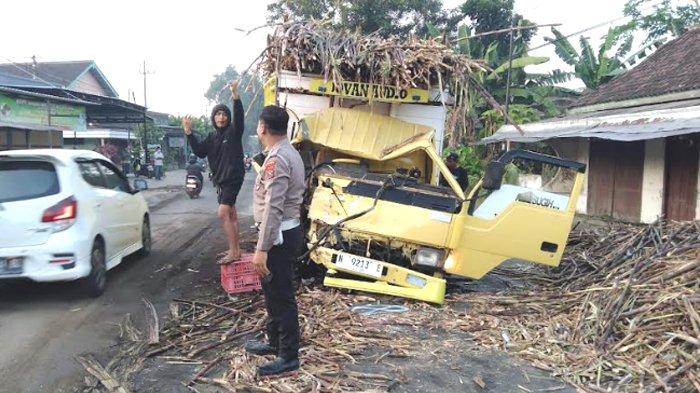 Kecelakaan Lalu Lintas Yang Melibatkan Truk Bermuatan Tebu Dengan Pikap 1