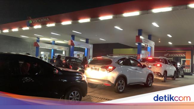 Kendaraan Di Spbu Tangsel Mengular Hingga Ke Jalan Raya 169