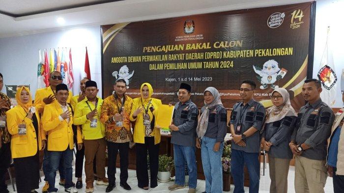 Ketua Dpd Partai Golkar Fadia Arafiq Saat Menyerahkan Berkas Pendaftaran Bacaleg 1