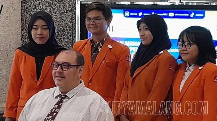 Ketua Stie Malangkucecwara Drs Bunyamin Mm Phd Di Ruang Hub