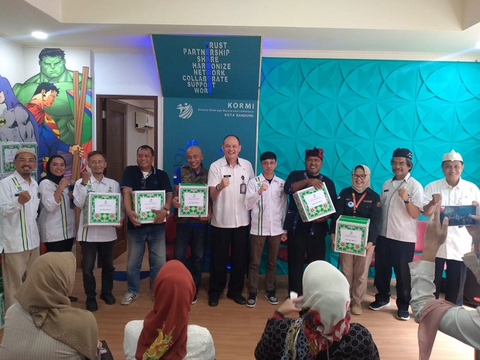 Kormi Kota Bandung Bagikan Ratusan Paket Sembako 1