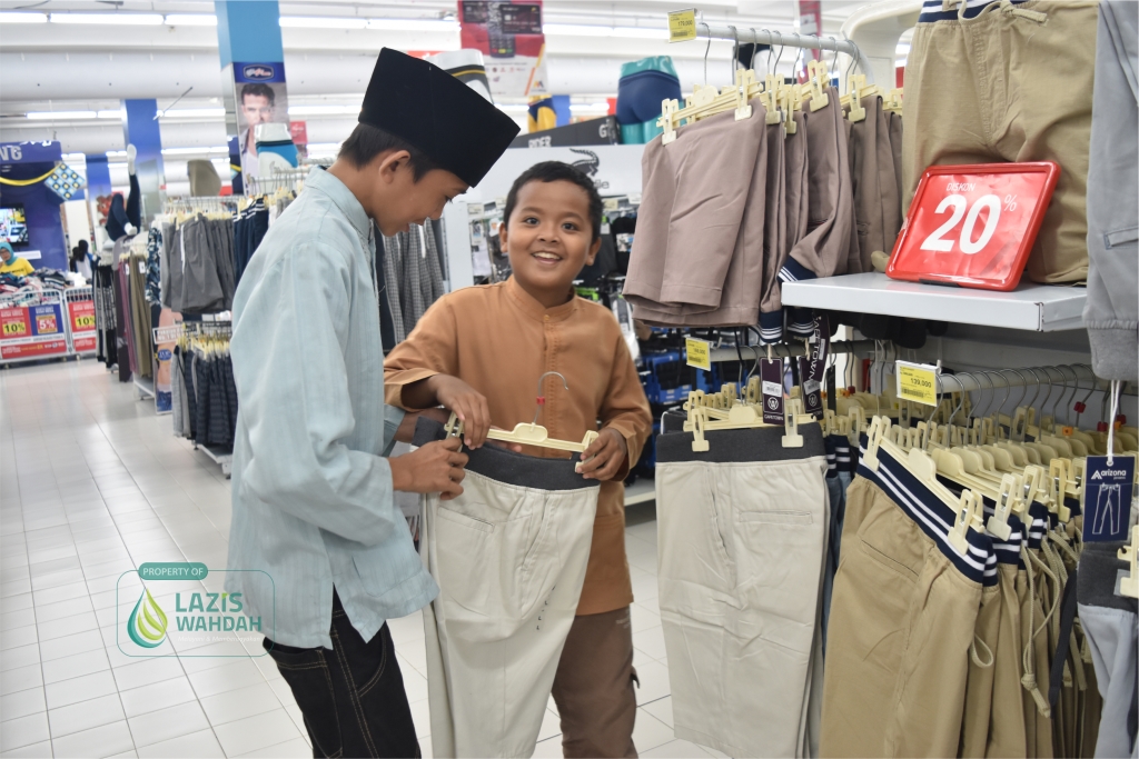 Lazis Wahdah Ajak Anak Yatim Belanja Baju Lebaran 1