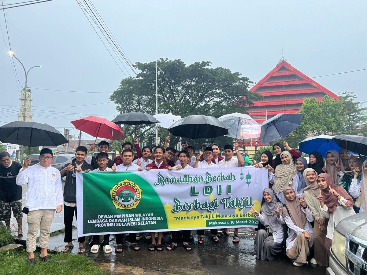 Ldii Sulsel Tetap Semangat Berbagi Takjil Buka Puasa Meski Diguyur Hujan