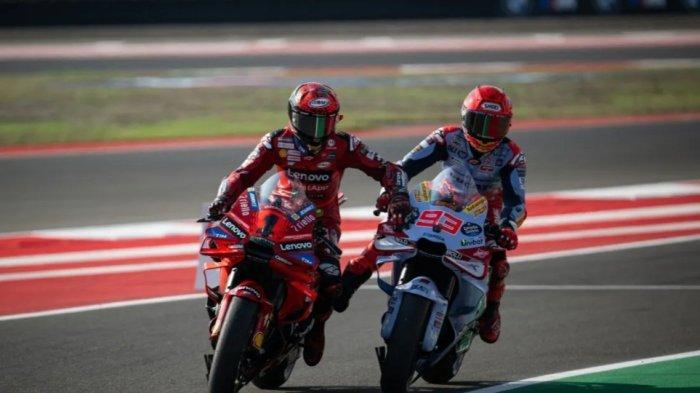 Marc Marquez Dorong Motor Pecco Bagnaia