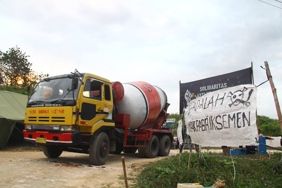Mobil Besar Bermuatan Adukan Semen Hilir Mudik Melewati Tenda Perjuangan Warga. Photo By Tommy Apriando