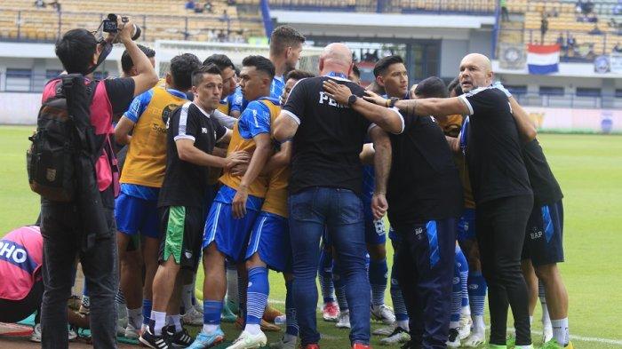 Ofisial Tim Persib Bandung Memberi Semangat Para Pemain 1