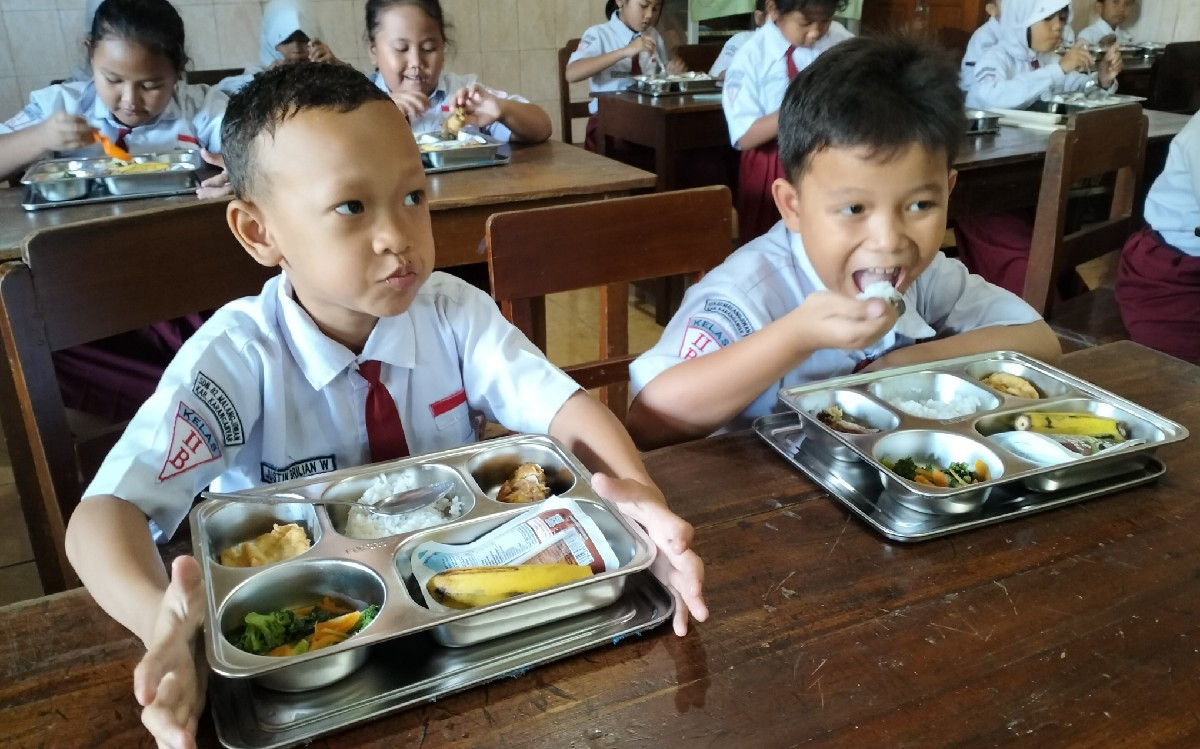 Para Siswa Sd N 02 Malangjiwan Saat Menikmati Menu Makanan D C9jf 1