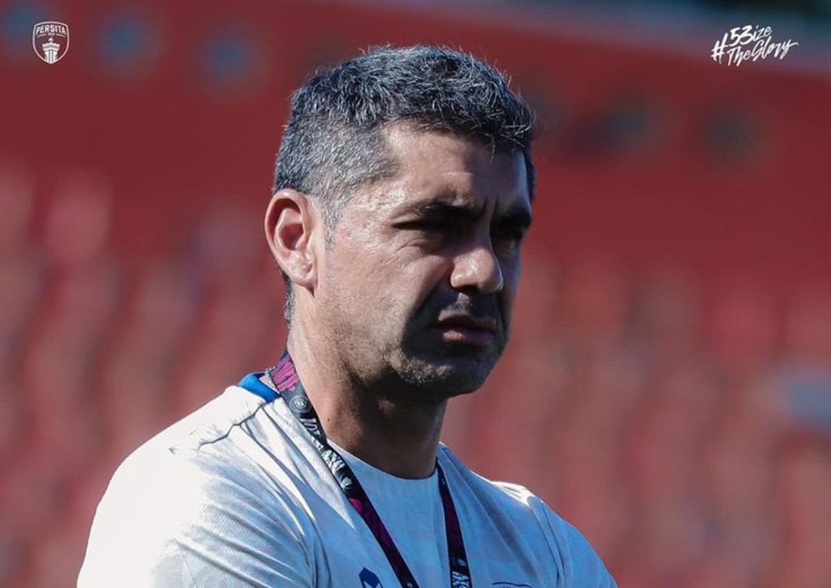 Pelatih Persita Luis Edmundo Duran Saat Memimpin Official Tr P6vo 1