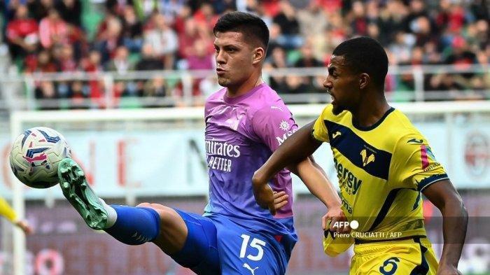 Penyerang Ac Milan Asal Serbia Luka Jovic Berebut Bola Dengan Bek Hellas Verona 2