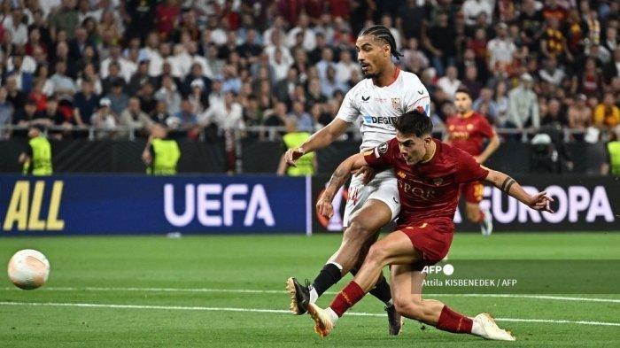 Penyerang As Roma Asal Argentina Paulo Dybala Kanan Mencetak Gol Lawan Bek Sevilla 2