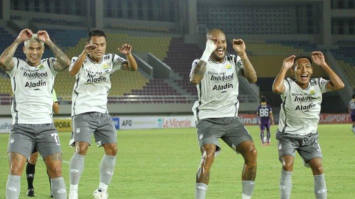 Persik Kediri Vs Persib Bandung Lanjutan Liga 1 20222023 Di Stadion Manahan Solo 1