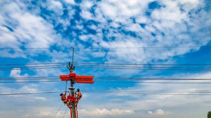 Petugas Pln Transformasi Yang Terus Dilakukan Pln 1