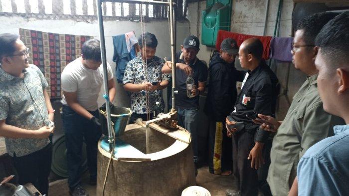 Pihak Pertamina Lakukan Pengecekan Sumur Milik Warga Pasar Kepahiang Yang Diduga Tercemar Bbm 1