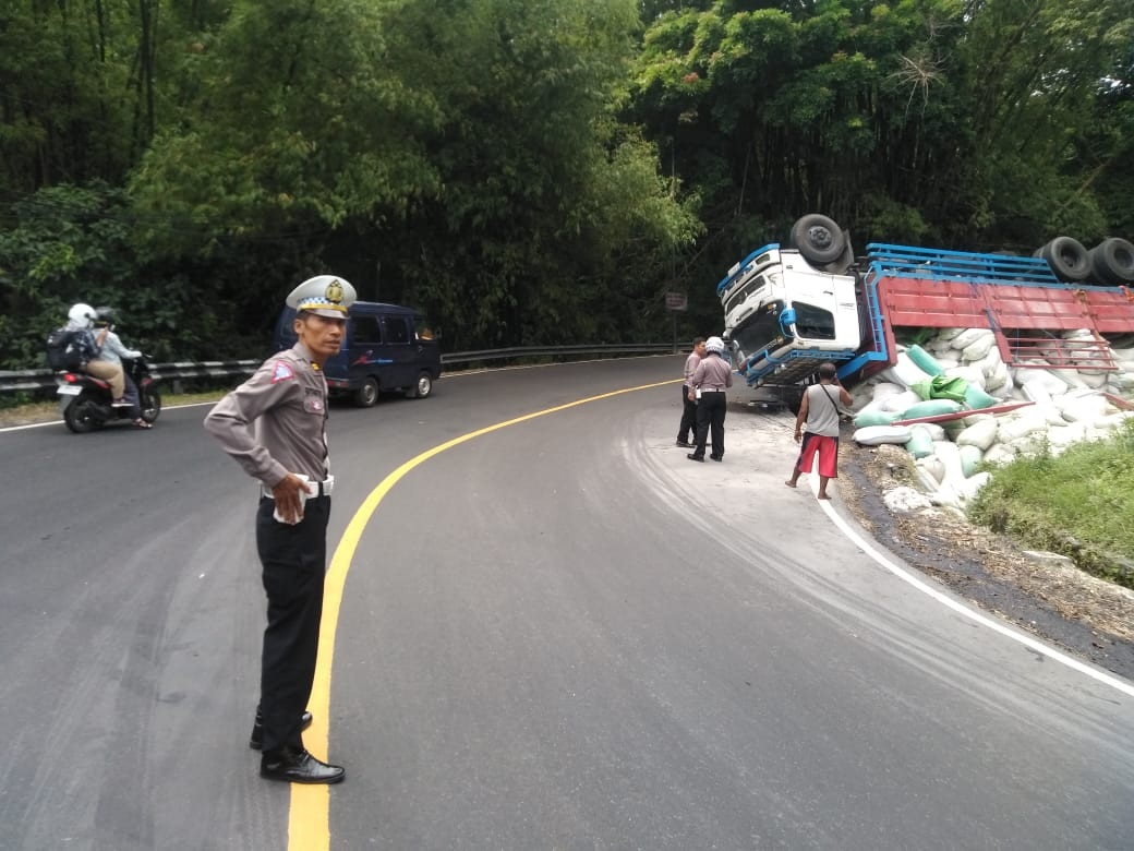 Polisi Mengamankan Lokasi Truk Terguling Di Jalan Jogja Wono Quad 1