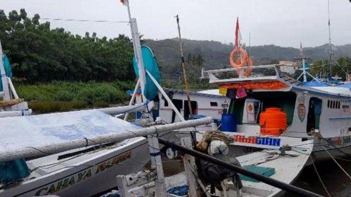 Puluhan Kapal Nelayan Sandar Di Jl Andi Dai Kelurahan Bina 1