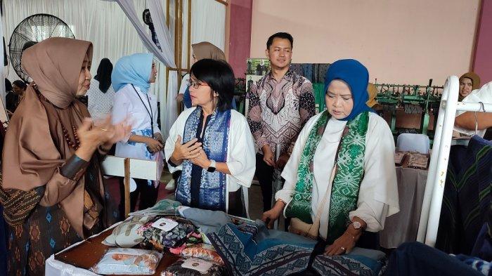 R Amanda Soemedi Bersama Kepala Disperindag