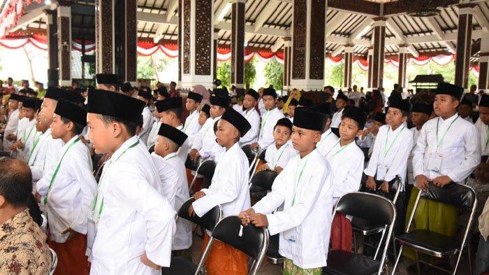 Ratusan Anak Yang Mengikuti Khitan Massa Di Pendopo Sidoarjo 2